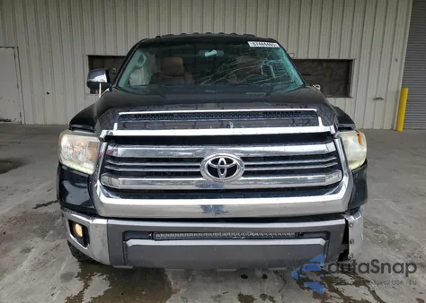 2017 Toyota Tundra Crewmax 1794 z USA, uszkodzony, nr VIN 5TFAW5F17HX637910